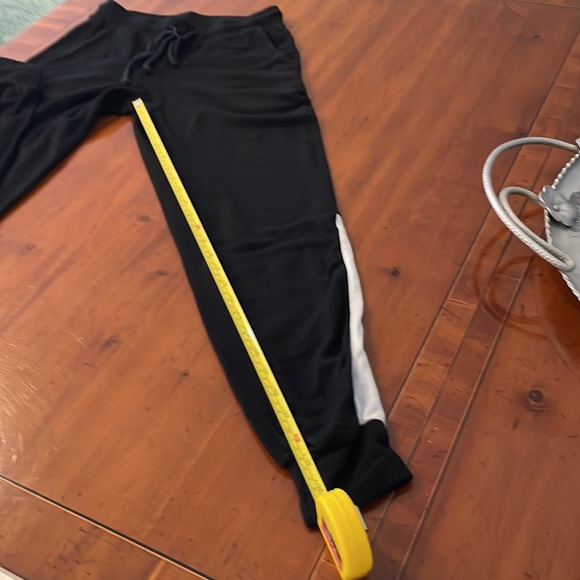 VLVT  by Graham and Spencer black and white lounge set - Picture 10 of 11